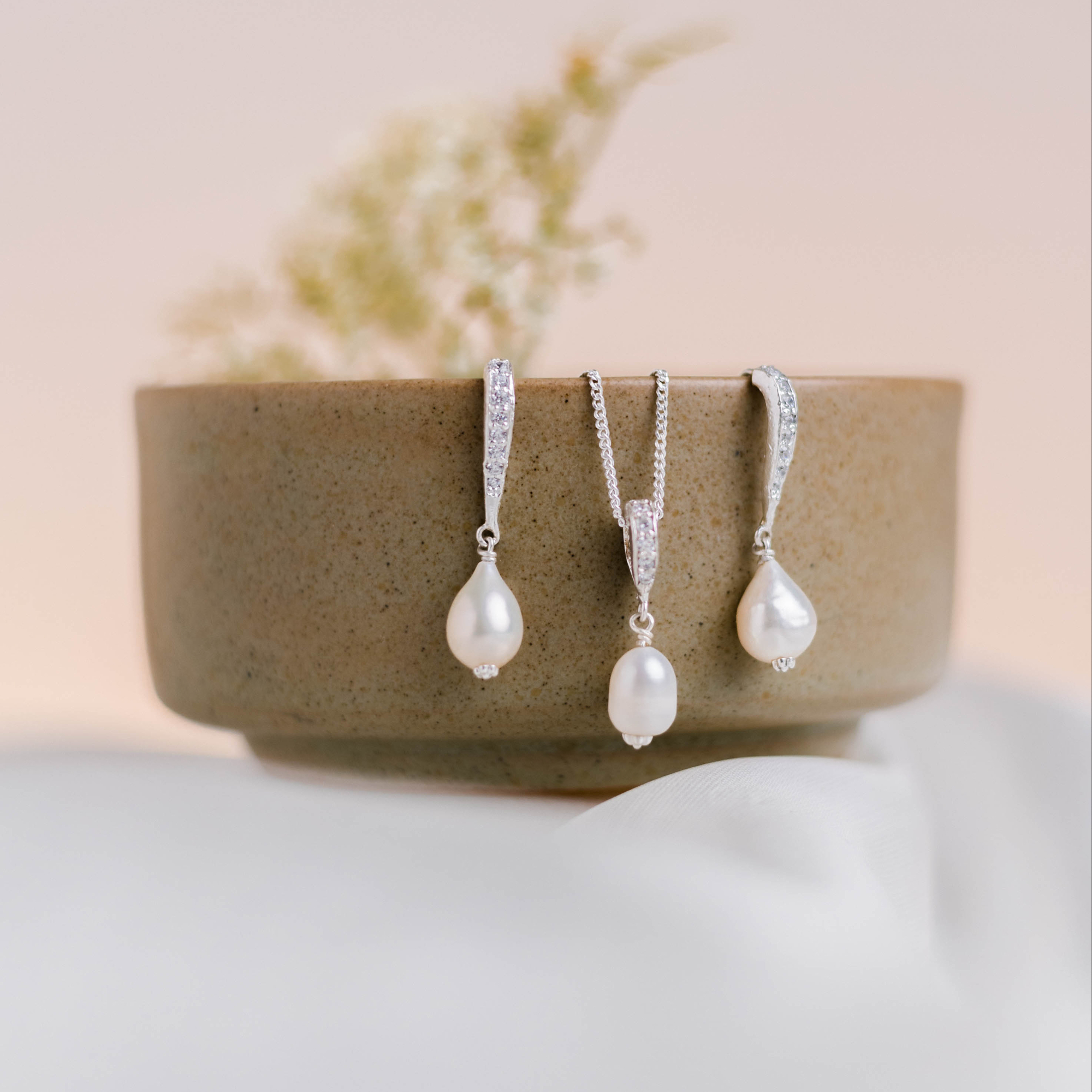 Jhilimili - pearl earrings